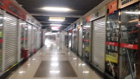 義烏國際商貿城,小商品流通大舞臺,在這里有七萬多個店鋪,每個店鋪后面都是一家工廠,這里就是創(chuàng)業(yè)者向往的地方