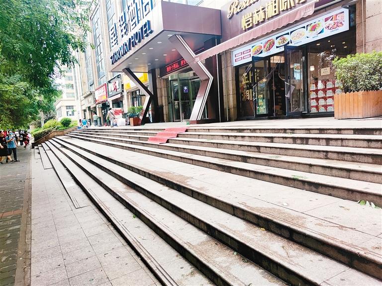 永寧路店鋪前缺少無(wú)障礙設(shè)施 市民期盼設(shè)置平緩坡道和扶手__鳳凰網(wǎng)